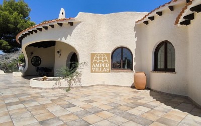 Fantástica villa con gran parcela, con privacidad y vistas al mar.
